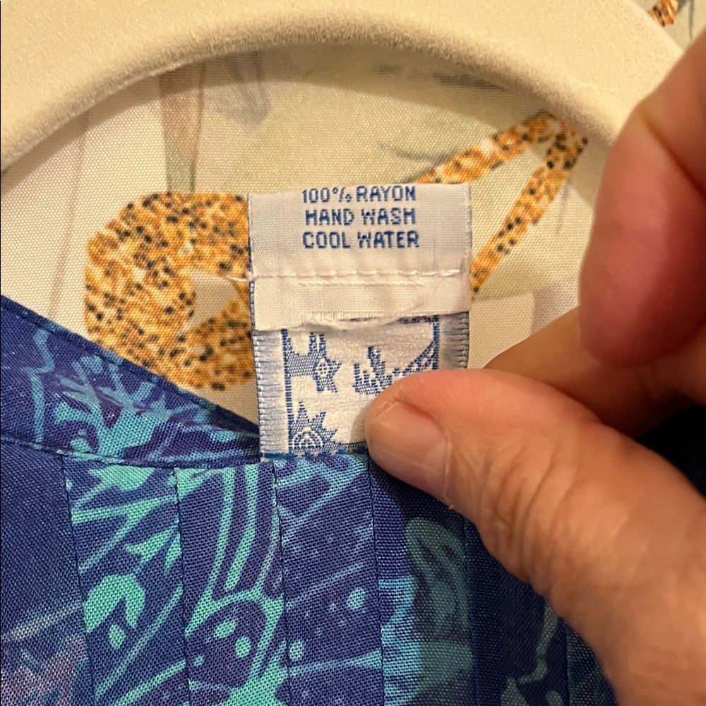Batik blouse from a boutique in Capitola CA EUC 100% rayon made in Indonesia - Picture 3 of 12